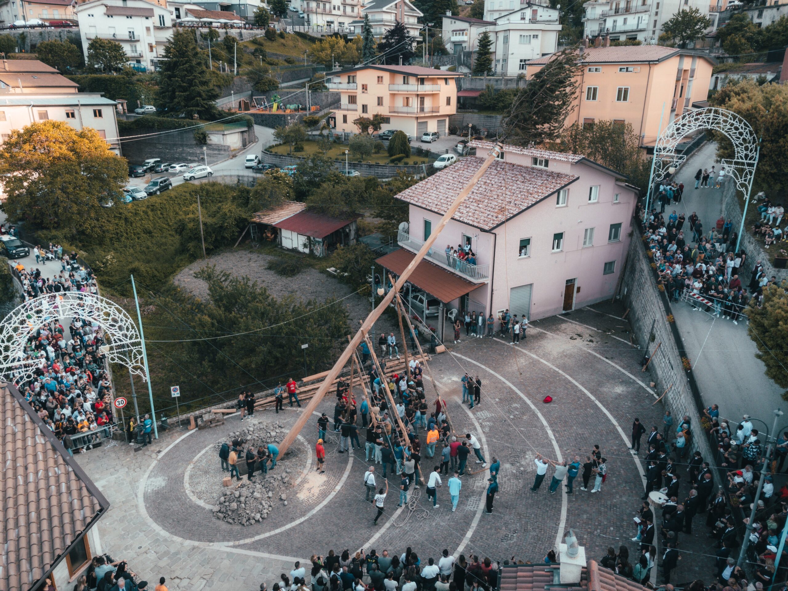 La 'Ndenna viene innalzata con l'aiuto di proffiche e corde nella piazza di Sant'Antonio a Castelsaraceno