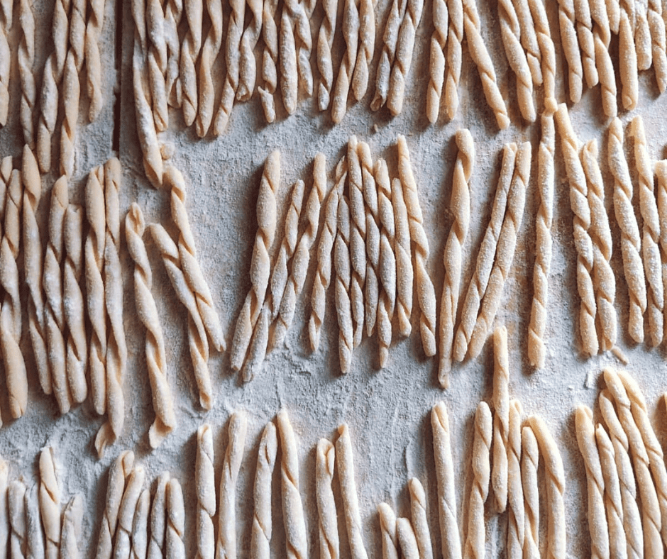 Maccheroni al ferretto appena realizzati, pronti per essere cucinati