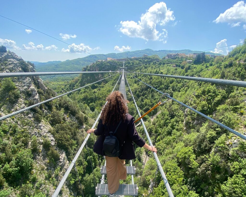 Con i suoi 586 metri, il Ponte tra i due Parchi di Castelsaraceno è il ponte tibetano a campata unica e a pedata discontinua più lungo del mondo.