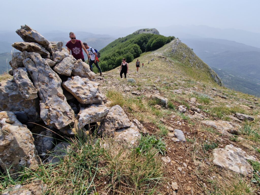 Un gruppo escursionistico sul Monte Alpi.