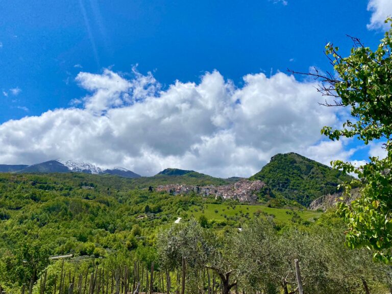 Il borgo di Castelsaraceno, chiamato Paese tra i due Parchi perché si trova incastonato tra i due Parchi Nazionali del Pollino e dell'Appennino Lucano Val d'Agri Lagonegrese