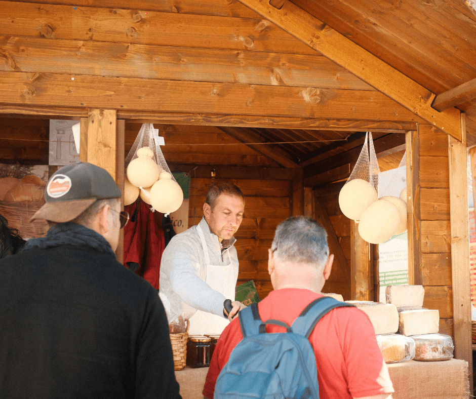 Uno stand di formaggi tipici lucani durante la tradizionale Festa della Montagna di Castelsaraceno.