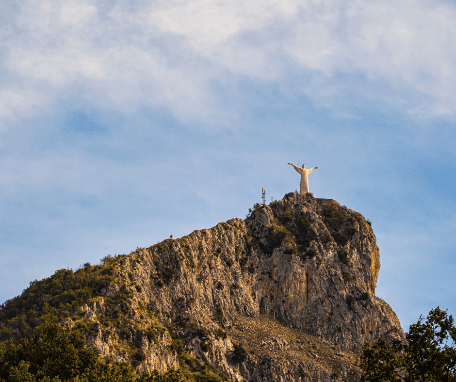 La statua del Cristo Redentore, situata sulla cima del Monte San Biagio a Maratea, offre una vista panoramica mozzafiato sulla costa e sul mare.